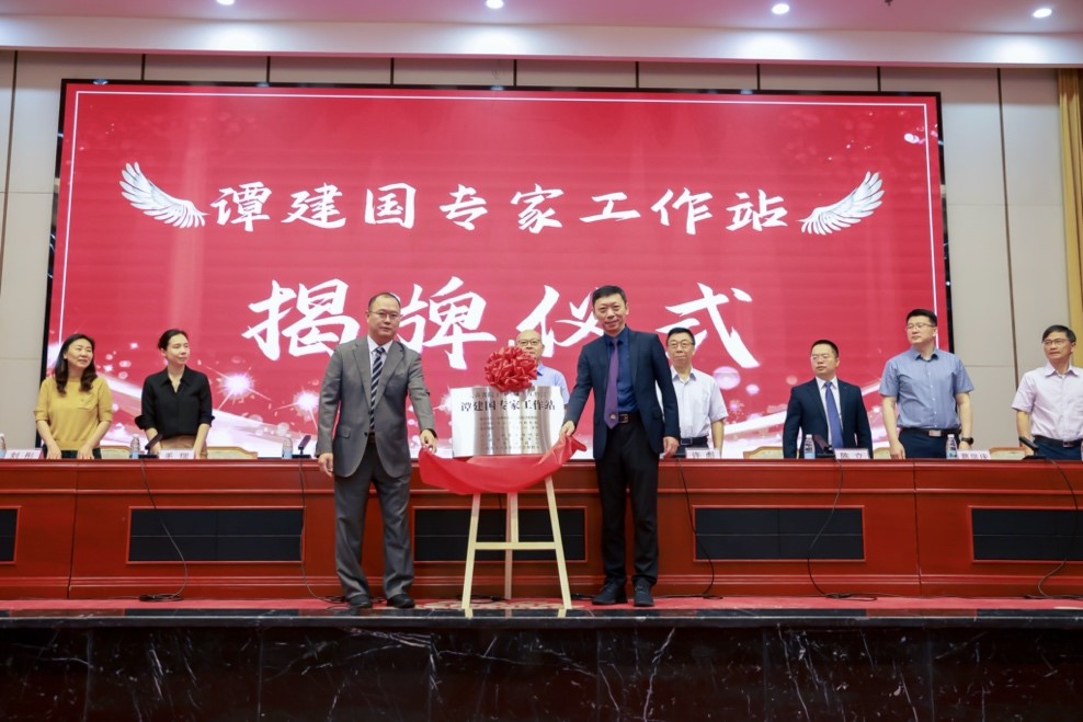 修復(fù)科專家赴云南舉辦中華口腔醫(yī)學(xué)會西部行公益活動(dòng)